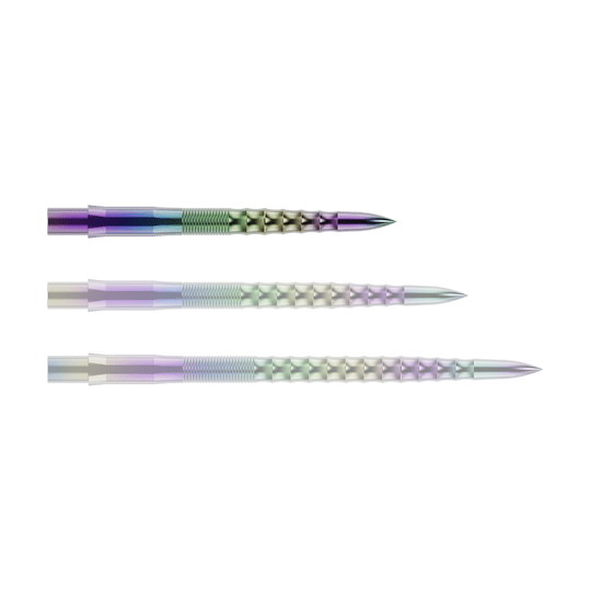Mission Caliburn EVO dart tips - Ripple - Coral Auf dem Bild sind drei bunte Steeldartspitzen mit einem geriffelten und gewellten Muster zu sehen. Sie liegen parallel nebeneinander auf einem grünen Hintergrund.