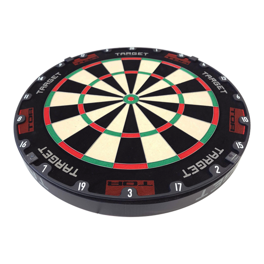 Target TOR Steel Dartboard Das Bild zeigt eine Target TOR Steeldartboard. Die Dartscheibe hat ein klassisches Design mit schwarzen, weißen, roten und grünen Feldern.