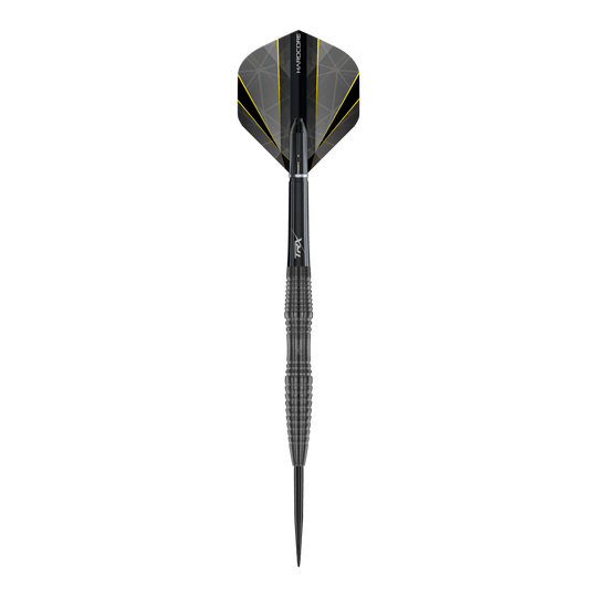 Red Dragon Seren 3 Onyx Steeldarts Das Bild zeigt einen einzelnen Steeldart namens "Red Dragon Seren 3 Onyx". Der Dart ist hauptsächlich schwarz mit einem auffälligen Design und gelben Akzenten auf den Flights.