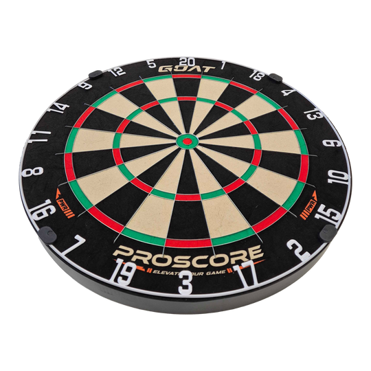 Hier ist das GOAT Proscore PWR Steeldartboard zu sehen. Das Produkt bietet ideale Bedingungen für Steeldartfans.