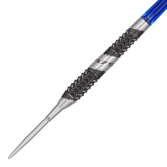 Target 975 Ultra Marine 02 Swiss Point Steel Darts Das Bild zeigt einen Target 975 Ultra Marine 02 Swiss Point Steeldart. Der Dart hat eine silberne Spitze, einen schwarzen, strukturierten Griffbereich und einen blauen Schaft.