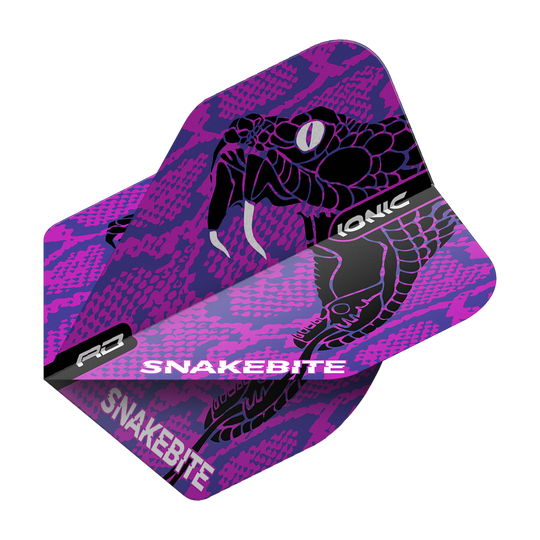 TF6570_Red_Dragon_Hardcore_Ionic_Snakebite_Purple_Head_Standard_Flights_2 Das Bild zeigt ein Dart-Flight mit einem auffälligen lila Schlangenmuster und den Worten „SNAKEBITE“. Auf dem Flight ist ein schwarzer Schlangenkopf mit herausgestreckten Giftzähnen abgebildet.