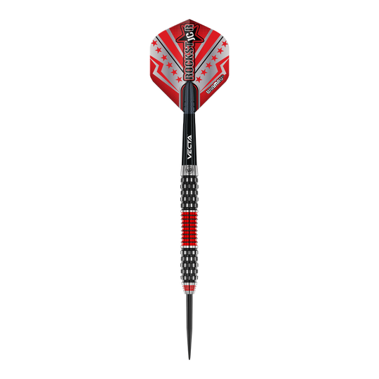 Winmau Joe Cullen Rockstar Series RS1 steel darts Das Bild zeigt einen Winmau Joe Cullen Rockstar Series RS1 Steeldartpfeil. Der Pfeil ist überwiegend schwarz mit roten und silbernen Akzenten sowie einem auffälligen "Rockstar"-Aufdruck auf dem Flight.