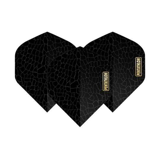 Das Bild zeigt die "Pentathlon RT Scales No2 Standard Flights" für Darts. Die Flights sind schwarz mit einem dezenten Schuppenmuster und haben ein goldfarbenes Pentathlon-Logo.