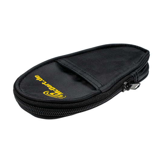 723_McDart_Slim_Case_Darttasche_Schwarz_3 Die Abbildung zeigt das Produkt "McDart Slim Case Darttasche - Schwarz". Die schwarze Darttasche hat einen Reißverschluss und ein gelbes Logo auf der Vorderseite.