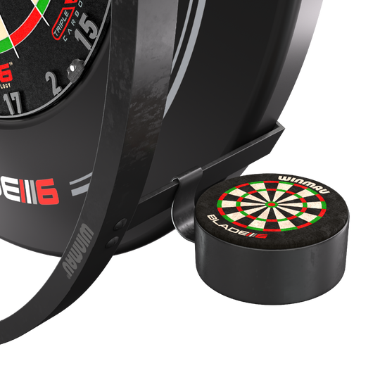 Winmau Plasma Accessory Set Das Bild zeigt das Winmau Plasma Zubehör Set für Dartscheiben. Zu sehen sind Teile des Zubehörs sowie ein Element mit einem aufgedruckten Dartboard-Design.