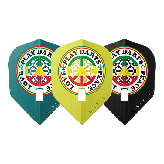 Das Bild zeigt drei Dart-Flights der Marke L-Style in verschiedenen Farben. Auf jedem Flight steht „LOVE PLAY DARTS PEACE“ um ein Peace-Zeichen mit Dartboard-Muster.