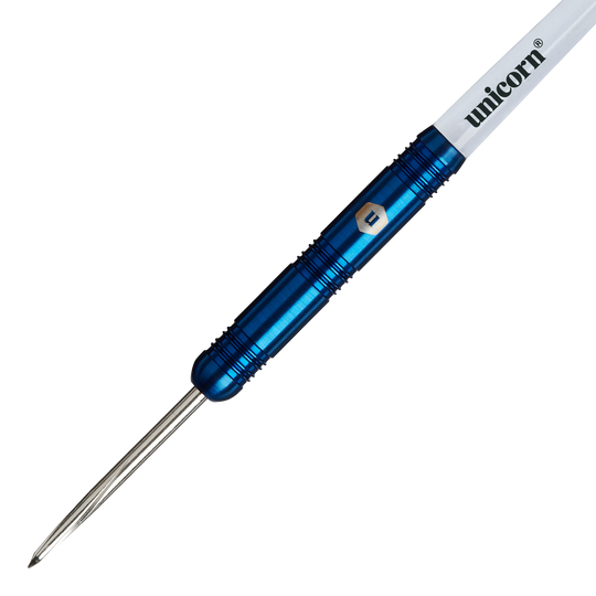 Auf dem Bild ist ein Steeldart der Marke „Unicorn Prodigy 01 Parallel“ zu sehen. Der Dart hat einen blauen Metallkörper und einen weißen Schaft mit dem Schriftzug „unicorn“.