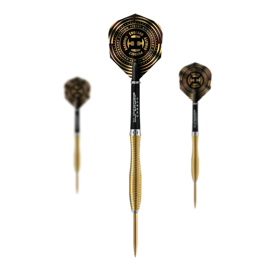 Harrows Anniversary Edition V-Wing Steel Darts Das Bild zeigt die Harrows Anniversary Edition V-Wing Steeldarts. Die Darts haben ein gold-schwarzes Design mit auffälligen Flights und einem geriffelten Griff.