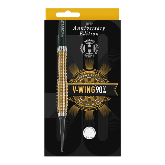 Harrows Anniversary Edition V-Wing Soft Darts - 18g Auf dem Bild ist eine Packung der "Harrows Anniversary Edition V-Wing Softdarts - 18g" zu sehen. Die Verpackung ist schwarz-gold gestaltet und hebt die Präzisionsqualität und den 90%igen Tungsten-Anteil hervor.
