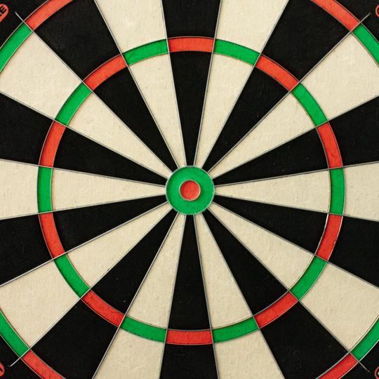 3031_Winmau_Blade_6_DualCore_Steeldartboard_3 Das Bild zeigt eine Nahaufnahme des Winmau Blade 6 DualCore Steeldartboards. Man sieht deutlich die farbigen Felder und das Bullseye in der Mitte.