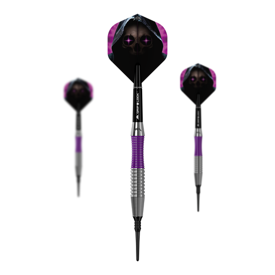 Mission Phantom Brass Soft Darts - 18g Das Bild zeigt drei Softdarts des Modells "Mission Phantom Brass Softdarts - 18g". Die Darts haben einen silbernen und lila Griff sowie Flights mit einem Totenkopf-Motiv.