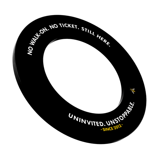 McDart Arena Wasp Dartboard Surround Das Bild zeigt das McDart Arena Wespe Dartboard Surround. Es ist ein Dartboard-Zubehör zur professionellen Umgebung des Dartboards.