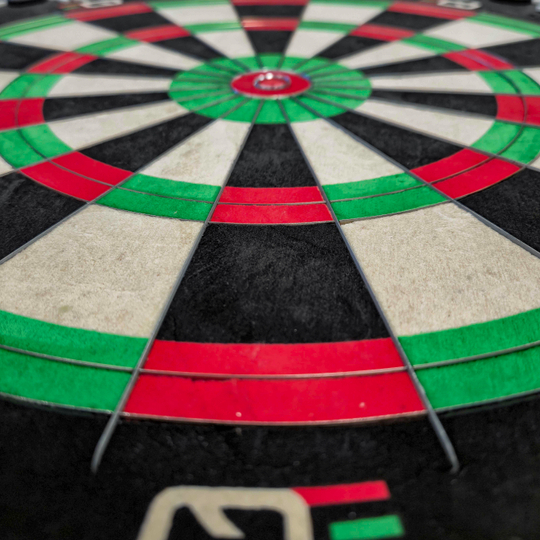 Das Bild zeigt das Winmau Equalizer Steeldartboard. Es handelt sich um ein Dartboard für Steeldarts.