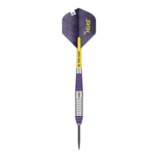 Target Luke Littler Brass Steel Darts - 22g Das Bild zeigt einen Target Luke Littler Brass Steeldart mit einem Gewicht von 22g. Der Dart hat violette und silberne Elemente sowie einen gelben Schaft mit der Aufschrift „PRO GRIP“.
