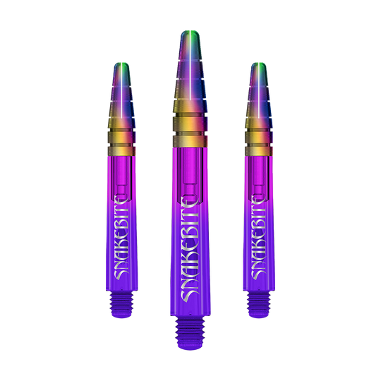 C793_Red_Dragon_Nitrotech_Peter_Wright_Purple_Ionic_Shafts_39mm_1 Das Bild zeigt drei farbenfrohe Dartschäfte in Lila mit dem Aufdruck "Snakebite". Die Schäfte haben einen schimmernden, regenbogenfarbenen oberen Bereich.