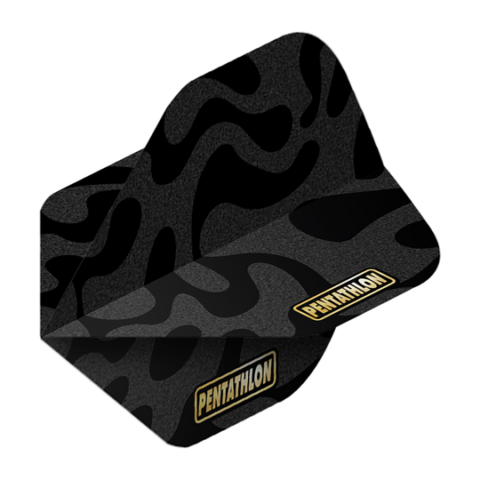 Das Bild zeigt das Produkt "Pentathlon RT Camo No2 Standard Flights". Die Flight hat ein schwarzes Camouflage-Muster und das Pentathlon-Logo in Gelb.