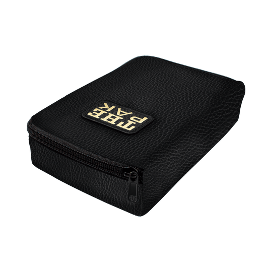 717TP_The_Pak_Leder_Edition_Darttasche_2 Die Abbildung zeigt die "The Pak Leder Edition Darttasche" in Schwarz. Die Tasche besteht aus Leder und hat einen Reißverschluss sowie ein aufgenähtes Logo auf der Oberseite.