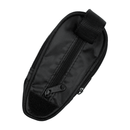 723_McDart_Slim_Case_Darttasche_Schwarz_2 Das Bild zeigt eine schwarze, schlanke Darttasche mit einem Reißverschluss. Die Tasche ist kompakt und eignet sich zum sicheren Verstauen von Dartzubehör.