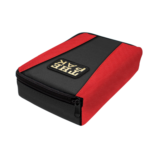703_The_Pak_Multi_Dartcase_Rot_Schwarz_2 Die Abbildung zeigt das Produkt "The Pak Multi Dartcase - Rot Schwarz". Das Dartcase ist überwiegend schwarz mit roten Seiten und einem Reißverschluss.