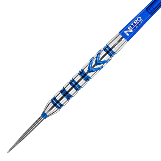 RD1890_Red_Dragon_Gerwyn_Price_Blue_90_Steeldarts_2hR7Mu2LP4zXwV Das Bild zeigt einen Red Dragon Gerwyn Price Blue 90% Steeldart. Der Dart hat ein silbernes Design mit auffälligen blauen Akzenten und einem blauen Schaft.