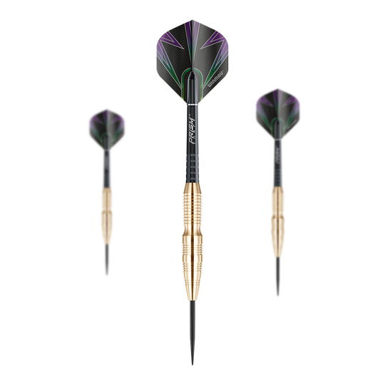 Winmau Simon Whitlock Brass Steeldarts Das Bild zeigt drei Winmau Simon Whitlock Brass Steeldarts. Die Darts haben goldfarbene Griffe und schwarze Flights mit lila und grünen Akzenten.