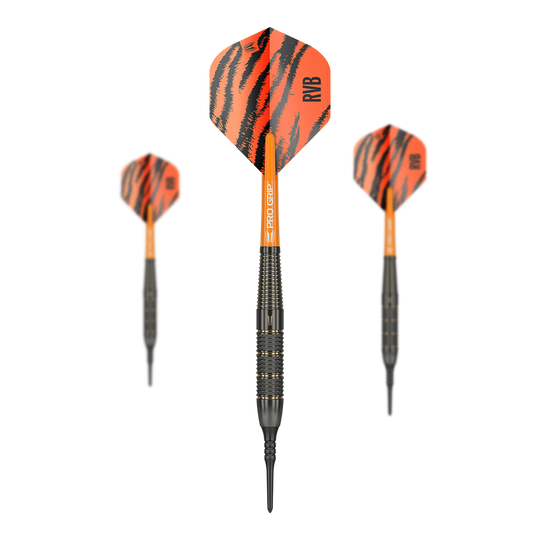 Target Raymond Van Barneveld Brass Softdarts - 18g Das Bild zeigt drei Softdarts mit orange-schwarzen Flights im Tigerstreifen-Design. Auf den Flights steht "RVB" und die Darts tragen den Namen Target Raymond Van Barneveld Brass Softdarts - 18g.