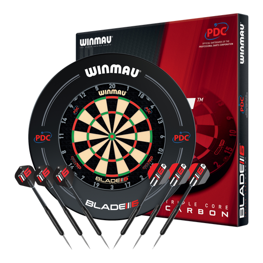 Winmau Blade 6 Triple Core Set with PDC Surround and 2 sets of darts Das Bild zeigt das Winmau Blade 6 Triple Core Set mit PDC Surround und zwei Sets Darts. Dieses Dart-Set eignet sich ideal für Einsteiger und Fortgeschrittene.