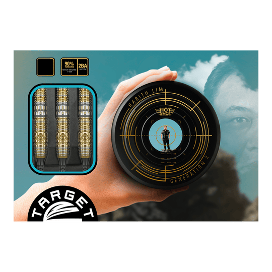 Das Bild zeigt die Target Japan Hot Shot GEN2 Softdarts mit einem Gewicht von 19g. Drei goldfarbene Darts sind in einer Box zu sehen, daneben wird ein rundes Behältnis mit einem Zielscheiben-Design präsentiert.