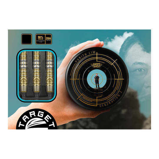 Target Japan Hot Shot GEN2 Soft Darts - 19g Das Bild zeigt die Target Japan Hot Shot GEN2 Softdarts mit einem Gewicht von 19g. Drei goldfarbene Darts sind in einer Box zu sehen, daneben wird ein rundes Behältnis mit einem Zielscheiben-Design präsentiert.