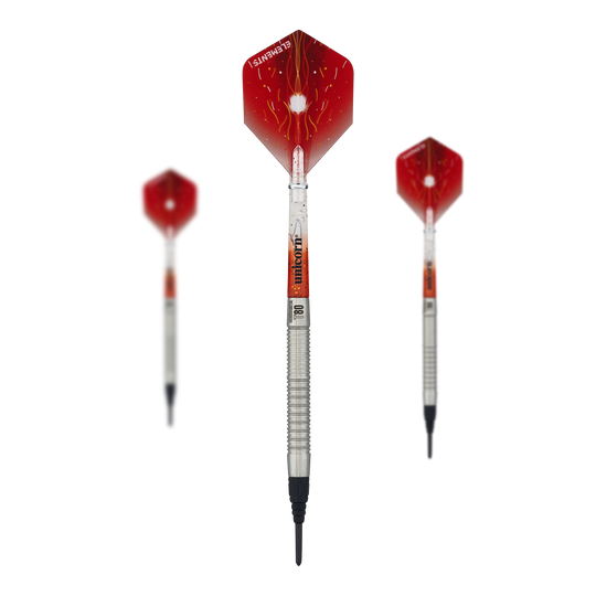 Das Bild zeigt drei Softdarts des Modells "Unicorn Core XL Striker Style 1" mit einem Gewicht von 19g. Die Flights der Darts sind rot mit einem Blitzdesign, und die Schäfte sind silbern.
