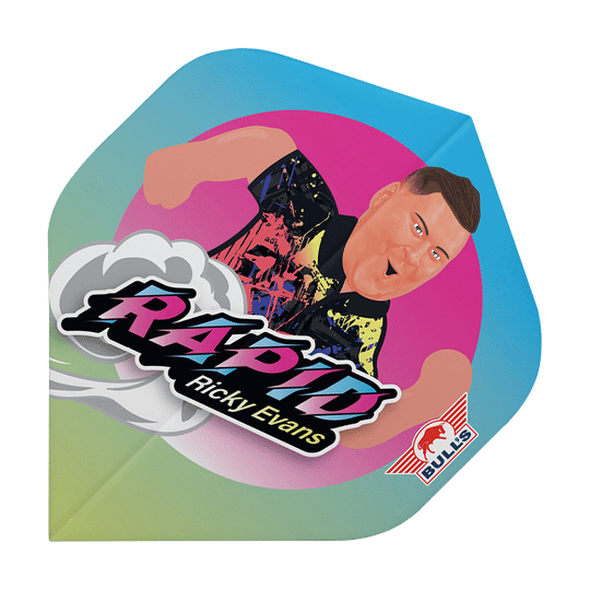 Das Bild zeigt ein Dartflight mit einer bunten Karikatur von Ricky Evans. Auf dem Flight steht „Rapid Ricky Evans“ und unten rechts befindet sich das Bulls-Logo.