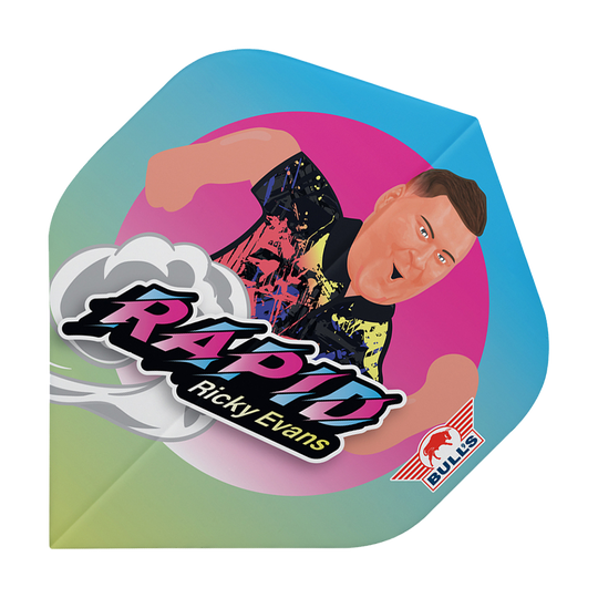 Bulls NL Player 100 Ricky Evans Cartoon No2 Standard Flights Das Bild zeigt ein Dartflight mit einer bunten Karikatur von Ricky Evans. Auf dem Flight steht „Rapid Ricky Evans“ und unten rechts befindet sich das Bulls-Logo.