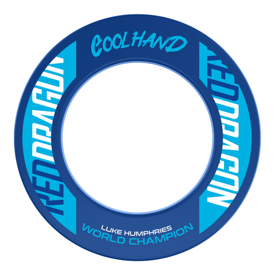 Red Dragon Luke Humphries World Champion Dartboard Surround Das Bild zeigt den "Red Dragon Luke Humphries World Champion Dartboard Surround" in Blau mit weißen und hellblauen Schriftzügen. Auf dem Produkt stehen die Wörter "Coolhand", "Red Dragon" und "Luke Humphries World Champion".