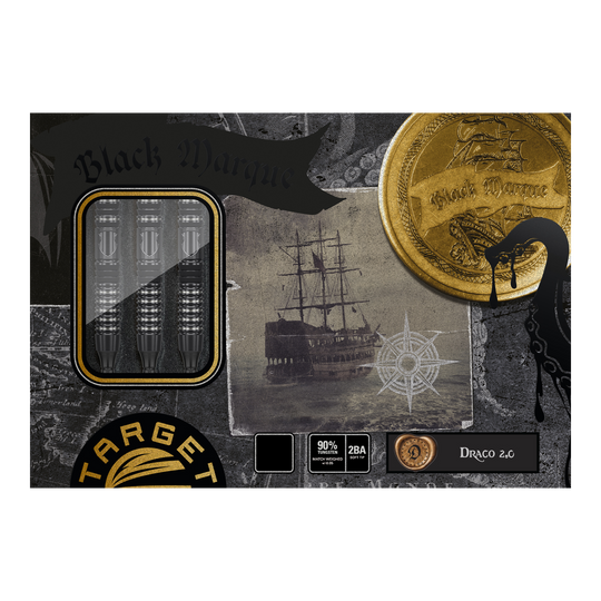 Target Japan Black Marque Draco GEN2 Soft Darts - 20g Die Abbildung zeigt die Verpackung der "Target Japan Black Marque Draco GEN2 Softdarts - 20g". Auf der Schachtel sind drei schwarze Darts, ein goldener Münzaufdruck, ein Segelschiff und verschiedene dekorative Elemente zu sehen.