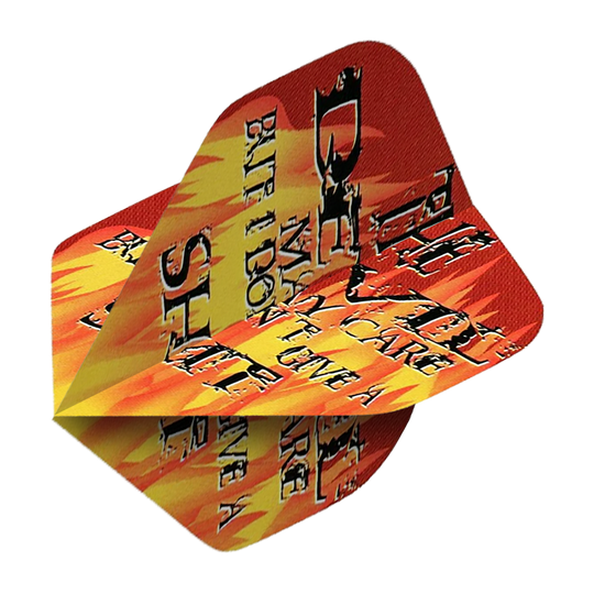 Das Bild zeigt ein Dart-Flight namens "Pentathlon The Devil May Care No2 Standard Flights". Das Design ist in Rot und Gelb gehalten und zeigt auffällige Schriftzüge sowie Flammenmotive.