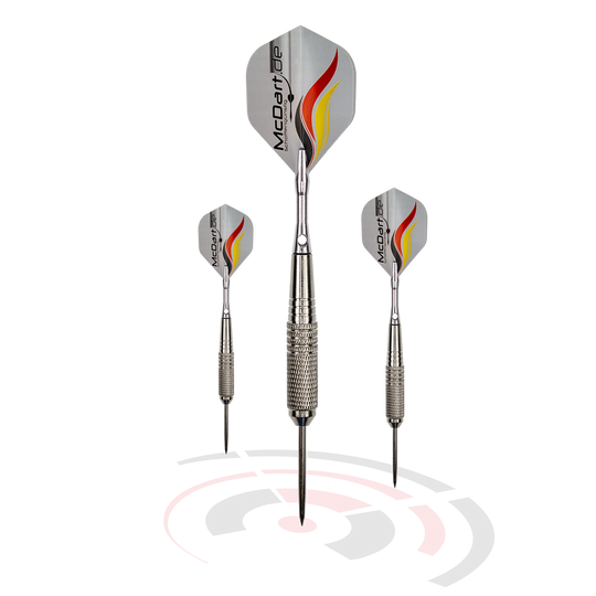 MCST7_McDart_Nickel_Silver_Steeldarts_1 Das Bild zeigt drei silberne Steeldarts der Marke "McDart Nickel Silver Steeldarts" mit auffälligen Flights. Die Darts stehen aufrecht auf einem stilisierten Zielscheiben-Muster.