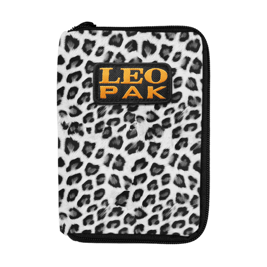 704_The_Pak_Dartcase_LeoPak_Leopard_1_Grau Das Bild zeigt ein Etui mit Leopardenmuster und einem Reißverschluss. Auf der Vorderseite befindet sich ein Aufnäher mit der Aufschrift „LEO PAK“ in gelber Schrift.