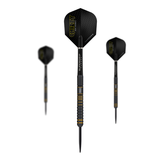 Harrow's Dave Chisnall Chizzy Series 3 steel darts Das Bild zeigt drei Steeldarts der Marke "Harrows Dave Chisnall Chizzy Series 3". Die Darts haben schwarze Flights mit gelber Aufschrift und einen schwarzen Schaft mit gelben Ringen am Griff.