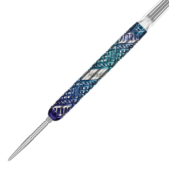 Abgebildet sind die Target Luke Littler Egde Swiss Point Steeldarts. Diese Darts sind speziell für präzises Dartspiel entwickelt.