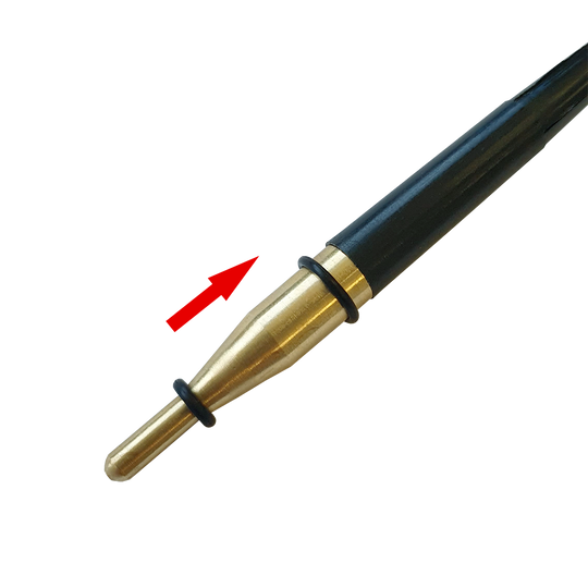 601A_Shaftgummis_20er_Set_inkl_-berzieher_2 Das Bild zeigt einen Messingstab mit zwei schwarzen Gummiringen, die als Shaftgummis dienen. Ein roter Pfeil weist auf einen der Gummiringe hin.