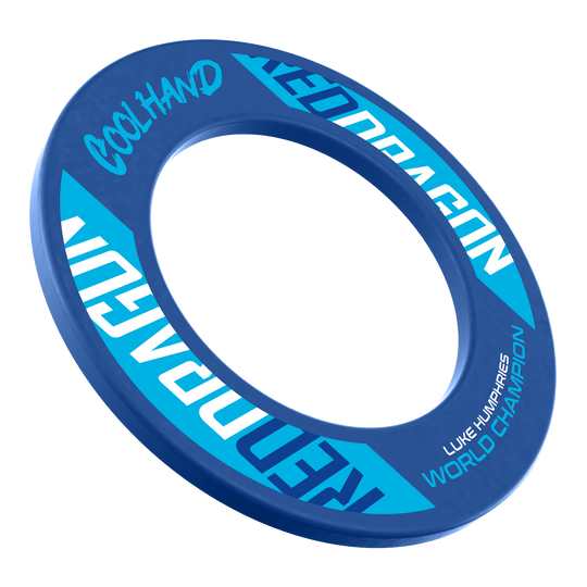 Red Dragon Luke Humphries World Champion Dartboard Surround Das Bild zeigt ein blaues Dartboard-Surround mit der Aufschrift "Red Dragon" und "Cool Hand". Auf dem Surround steht außerdem "Luke Humphries World Champion".