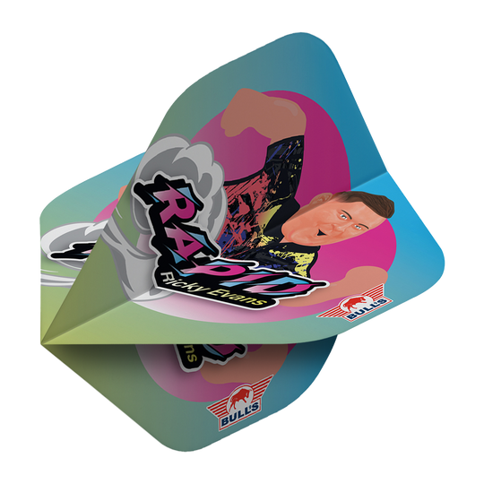 Bulls NL Player 100 Ricky Evans Cartoon No2 Standard Flights Das Bild zeigt das Produkt "Bulls NL Player 100 Ricky Evans Cartoon No2 Standard Flights" mit einer bunten Cartoon-Grafik von Ricky Evans. Auf dem Flight sind außerdem der Schriftzug "RAPID Ricky Evans" und das Bulls-Logo zu sehen.