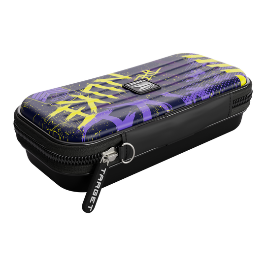 Target Takoma Luke Littler dart case Das Bild zeigt das "Target Takoma Luke Littler Dartcase" mit einem auffälligen Design in Lila, Gelb und Schwarz. Das Etui hat einen Reißverschluss und das Target-Logo ist gut sichtbar.