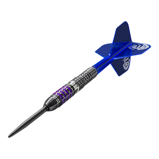 Das Bild zeigt einen Target Japan Prime Series Sirius GEN4 Swiss Point Steeldart. Der Dart hat ein metallisches Barrel mit lila Akzenten und blaue Flights.