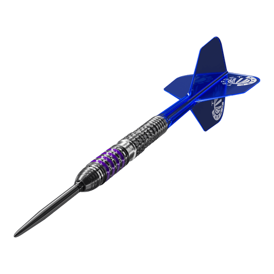 Target Japan Prime Series Sirius GEN4 Swiss Point Steel Darts Das Bild zeigt einen Target Japan Prime Series Sirius GEN4 Swiss Point Steeldart. Der Dart hat ein metallisches Barrel mit lila Akzenten und blaue Flights.