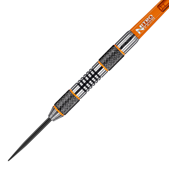 Red Dragon Amberjack 5 steel darts - 24g Dies ist ein Red Dragon Amberjack 5 Steeldart mit einem Gewicht von 24 Gramm. Der Dart hat ein silbernes und schwarzes Design mit orangenen Akzenten und einem Nitro Tech Schaft.