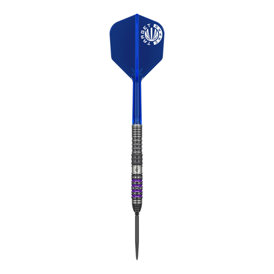 Target Japan Prime Series Sirius GEN4 Swiss Point Steel Darts Das Bild zeigt einen Target Japan Prime Series Sirius GEN4 Swiss Point Steeldart. Der Dart hat eine blaue Flight mit weißem Logo und ein metallisches Barrel mit lilafarbenen Akzenten.