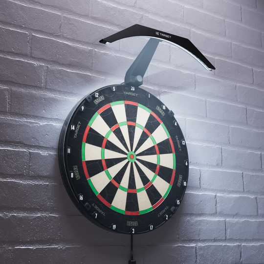 Target ARC V2 Dartboard Lighting Das Bild zeigt eine Dartboard-Beleuchtung namens "Target ARC V2", die über einem Dartboard an der Wand montiert ist. Das Licht leuchtet das Dartboard gleichmäßig aus und sorgt für eine klare Sicht auf die Felder.