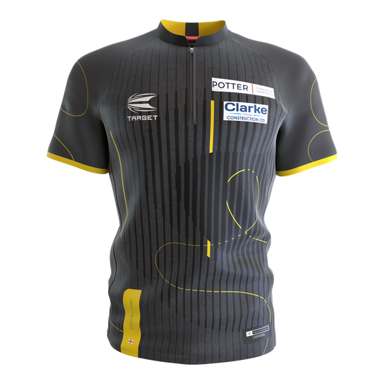 Target Coolplay Collarless Scott Williams dart shirt Das Bild zeigt ein kurzärmliges Dartshirt ohne Kragen in dunklem Grau mit gelben Akzenten. Auf dem Shirt befinden sich Sponsorenlogos sowie dezente Musterlinien.